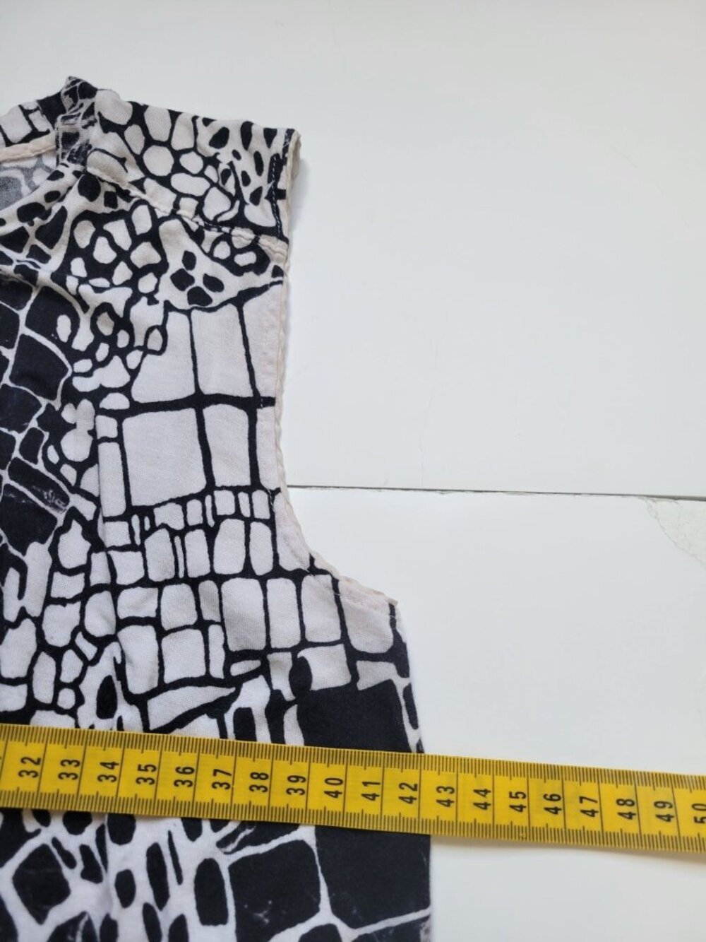 Vince Sleeveless Black& White Geometric Pattern  Size S Lightweight Casual - Picture 7 of 8